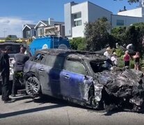 Así quedó el auto que conducía la actriz Anne Heche, tras estrellarse contra una casa en Los Angeles. Imagen: Captura de TV