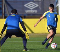 El chico Fabricio Oviedo ingresa en ataque desde el arranque.