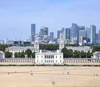  Varias personas caminan por un terreno reseco en el parque de Greenwich en Londres, Gran Bretaña.  (Fuente: EFE) (Fuente: EFE) (Fuente: EFE)