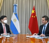 El ministro de Economía, Sergio Massa, recibió en Palacio de Hacienda al embajador de la República Popular de China, Zhou Xiaoli.