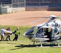 Rushdie a punto de ser evacuado en helicóptero sanitario después del atentado. (Fuente: EFE) (Fuente: EFE) (Fuente: EFE)