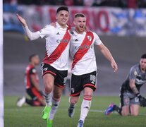 Solari celebra sus primeros goles en River, abrazado por Beltrán (Fuente: Télam) (Fuente: Télam) (Fuente: Télam)