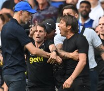 Tuchel no le suelta la mano a Conte mientras parece indicarle que lo mire a los ojos (Fuente: AFP) (Fuente: AFP) (Fuente: AFP)