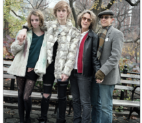 Liz y Wolfe con sus respectivas parejas, Penelope y Scout, en Union Square, a pocas calles de su casa en Manhattan, New York. EE.UU. 2010. (Fuente: Oriana Eliçabe) (Fuente: Oriana Eliçabe) (Fuente: Oriana Eliçabe)