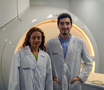 Los investigadores Lucía Alba Ferrara y Bautista Elizalde. Gentileza CONICET. 