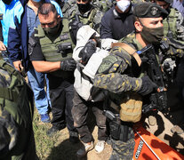 Carlos Savanz es trasladado por custodia policial. (Fuente: NA) (Fuente: NA) (Fuente: NA)