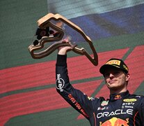 Verstappen levanta el trofeo en Bélgica  (Fuente: EFE) (Fuente: EFE) (Fuente: EFE)