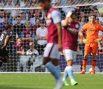 Brazos en jarra, &amp;quot;Dibu&amp;quot; Martínez padece una nueva derrota con Aston Villa (Fuente: AFP) (Fuente: AFP) (Fuente: AFP)