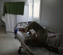 Un paciente espera en Lima tras ser diagnosticado con viruela del mono. (Fuente: EFE) (Fuente: EFE) (Fuente: EFE)