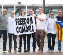 Los líderes separatists catalanes Raul Romeva, Jordi Turull, Jordi Cuixart, Oriol Junqueras, Joaquim Forn, Jordi Sanchez y Josep Rull, fotografiados al salir de la cárcel de Lledoners en junio del 2021.  (Fuente: AFP) (Fuente: AFP) (Fuente: AFP)