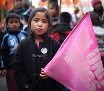 Una niña sostiene una bandera de Ni Una Menos, el 3 de junio de 2018. (Fuente: Jose Nico) (Fuente: Jose Nico) (Fuente: Jose Nico)