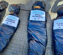 Bolsas mortuorias colocadas por un sector de Juntos por el Cambio frente a la Casa Rosada.