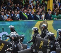 Con banda verde y amarilla Bolsonaro sigue el desfile en Brasilia desde el palco de honor. (Fuente: AFP) (Fuente: AFP) (Fuente: AFP)