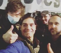 A la derecha, Sebastián Poch, a la izquierda, Javier Milei, en una protesta frente a la Embajada de Cuba, el año pasado.