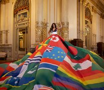 Flor de la V vistiendo el Amsterdam Rainbow Dress.