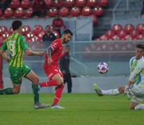 Ferreyra convierte el primero del Rojo, que obtuvo una anhelada victoria (Fuente: Fotobaires) (Fuente: Fotobaires) (Fuente: Fotobaires)