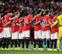 El Manchester United durante el minuto de silencio por su reina en un choque de Europa League (Fuente: AFP) (Fuente: AFP) (Fuente: AFP)