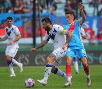 Pratto cubre la pelota ante Pittón (Fuente: Fotobaires) (Fuente: Fotobaires) (Fuente: Fotobaires)