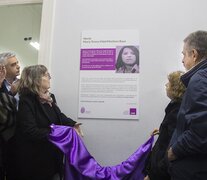 El rector Bartolacci junto a familiares de Marité Vidal en el acto en la sede de Gobierno.