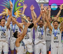 El capitán Campazzo levanta la Copa ganada en Brasil, ante Brasil (Fuente: AFP) (Fuente: AFP) (Fuente: AFP)