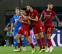 El italiano Bryan Cristante felicita a Paulo Dybala tras su golazo (Fuente: EFE) (Fuente: EFE) (Fuente: EFE)