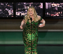 Jennifer Coolidge (The White Lotus) se lanzó a bailar cuando le cortaron el discurso. (Fuente: AFP) (Fuente: AFP) (Fuente: AFP)