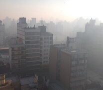 Una imagen que se repite: humo en la ciudad. Javkin expresó su malestar.