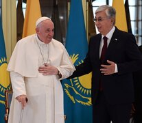 El Papa es recibido por el presidente Kazajo Kassym-Jomart Tokayev en el aeropuerto de Nursultán. (Fuente: AFP) (Fuente: AFP) (Fuente: AFP)