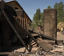 Bomberos apagan el fuego de un edificio bombardeado en el pueblo de Sotk, Armenia. (Fuente: AFP) (Fuente: AFP) (Fuente: AFP)