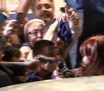 El momento en que la pistola se acerca a la cabeza de Cristina Kirchner.