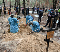 Forenses ucranianos buscan restos cerca de la fosa comúnhallada en Izium. (Fuente: AFP) (Fuente: AFP) (Fuente: AFP)