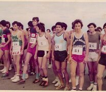 Miguel Sánchez, con la camiseta celeste y el número 51, antes de una carrera