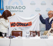 El cura Domingo Bresci y la bandera &amp;quot;No odien&amp;quot;, junto a Cristina Kirchner en el Senado. (Fuente: Prensa Senado) (Fuente: Prensa Senado) (Fuente: Prensa Senado)