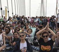 Más de 10 mil personas coparon el puente Rosario-Victoria. Pasado el mediodía, mucha gente comenzó a concentrarse debajo de la cabecera (Fuente: Andres Macera) (Fuente: Andres Macera) (Fuente: Andres Macera)