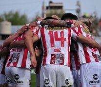 El festejo de Barracas, que ganó los cuatro partidos que jugó en su cancha de Olavarría y Luna (Fuente: NA) (Fuente: NA) (Fuente: NA)