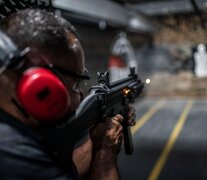 Un socio dispara en el club de tiro Mil Armas de Nouva Iguazu, estado de Río de Janeiro. (Fuente: AFP) (Fuente: AFP) (Fuente: AFP)