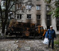 Dos mujeres caminan frente a una casa bombardeada en Balakliya, región de Kharkiv. (Fuente: AFP) (Fuente: AFP) (Fuente: AFP)