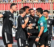 Los jugadores de la Juve reclaman al árbitro tras expulsar a Di María (Fuente: NA) (Fuente: NA) (Fuente: NA)