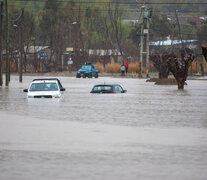 Un fuerte temporal de lluvias y tormentas provocó un caos en la ciudad de Comodoro Rivadavia. (Foto: Telam)