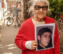 Juana, abuela de Ezequiel, lleva la foto de su nieto reclamando justicia. (Fuente: Pablo Piovano) (Fuente: Pablo Piovano) (Fuente: Pablo Piovano)