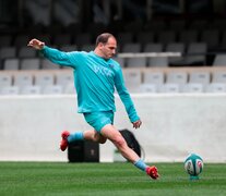 Benjamín Urdapilleta prueba en el césped del Kings Park de Durban (Fuente: Prensa Pumas) (Fuente: Prensa Pumas) (Fuente: Prensa Pumas)