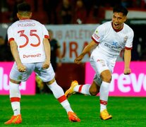 Pérez festeja el primer gol de Huracán (Fuente: Fotobaires) (Fuente: Fotobaires) (Fuente: Fotobaires)