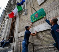 Policías italianos preparan un centro de votación en Roma.  (Fuente: AFP) (Fuente: AFP) (Fuente: AFP)