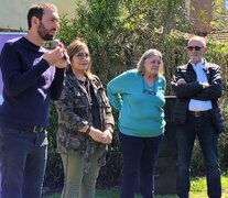 El intendente Selci, la directora de Derechos Humanos local, Patrcia Danna, una vecina y el periodista Juan Schjaer, durante el homenaje A Soledad Schjaer, asesinada por la dictadura en 1976.