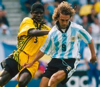 Batistuta clavó tres fierrazos inatajables en el 5-0 sobre Jamaica de Francia &amp;#39;98 (Fuente: Prensa FIFA) (Fuente: Prensa FIFA) (Fuente: Prensa FIFA)