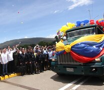 Petro y elministrode Transporte venezolano Ramon Velasquez obsevan cómo el primer camión venezolano cruza la frontera. (Fuente: AFP) (Fuente: AFP) (Fuente: AFP)