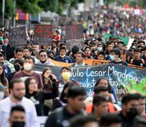 Miles de personas marchan en la capital mexicana exigiendo el esclarecimiento de la masacre de Ayotzinapa.  (Fuente: AFP) (Fuente: AFP) (Fuente: AFP)