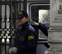 Un agente de la federal señala el orificio de bala en el vidrio de la garita. (Fuente: Andres Macera) (Fuente: Andres Macera) (Fuente: Andres Macera)