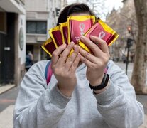 Por disposición de las autoridades de un colegio de Salta, los alumnos y alumnas del nivel primario no podrán intercambiar figuritas por dinero. (Télam)