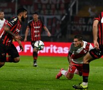 Bruno Zuculini cabecea en el duelo ante Patronato (Fuente: Prensa River) (Fuente: Prensa River) (Fuente: Prensa River)